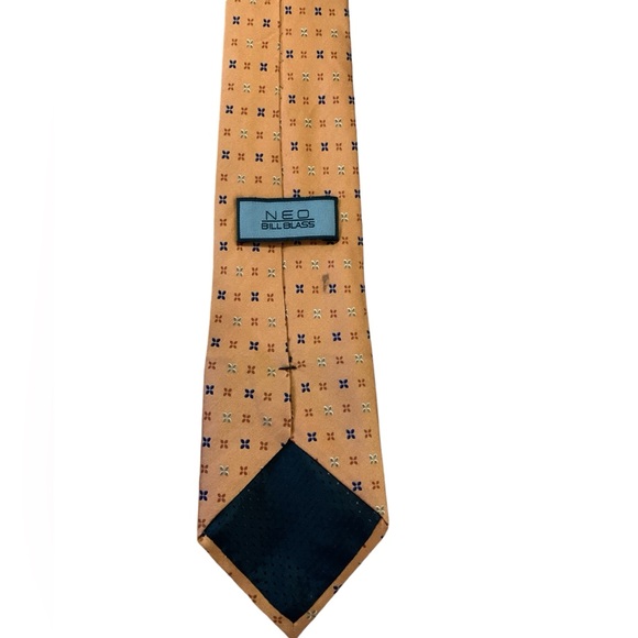 Bill Blass Neo 100% silk tie. Tan with small blue and brown geometric pattern. - Picture 2 of 4